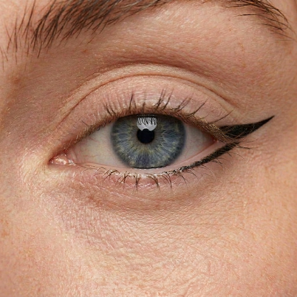 Perfect Cat-Eye Eyeliner Stamp